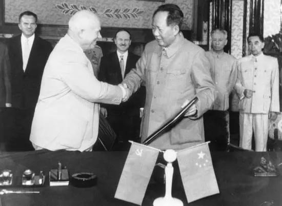 1964年中国核爆成功，中央决定压下报道，周恩来：避免国际笑话