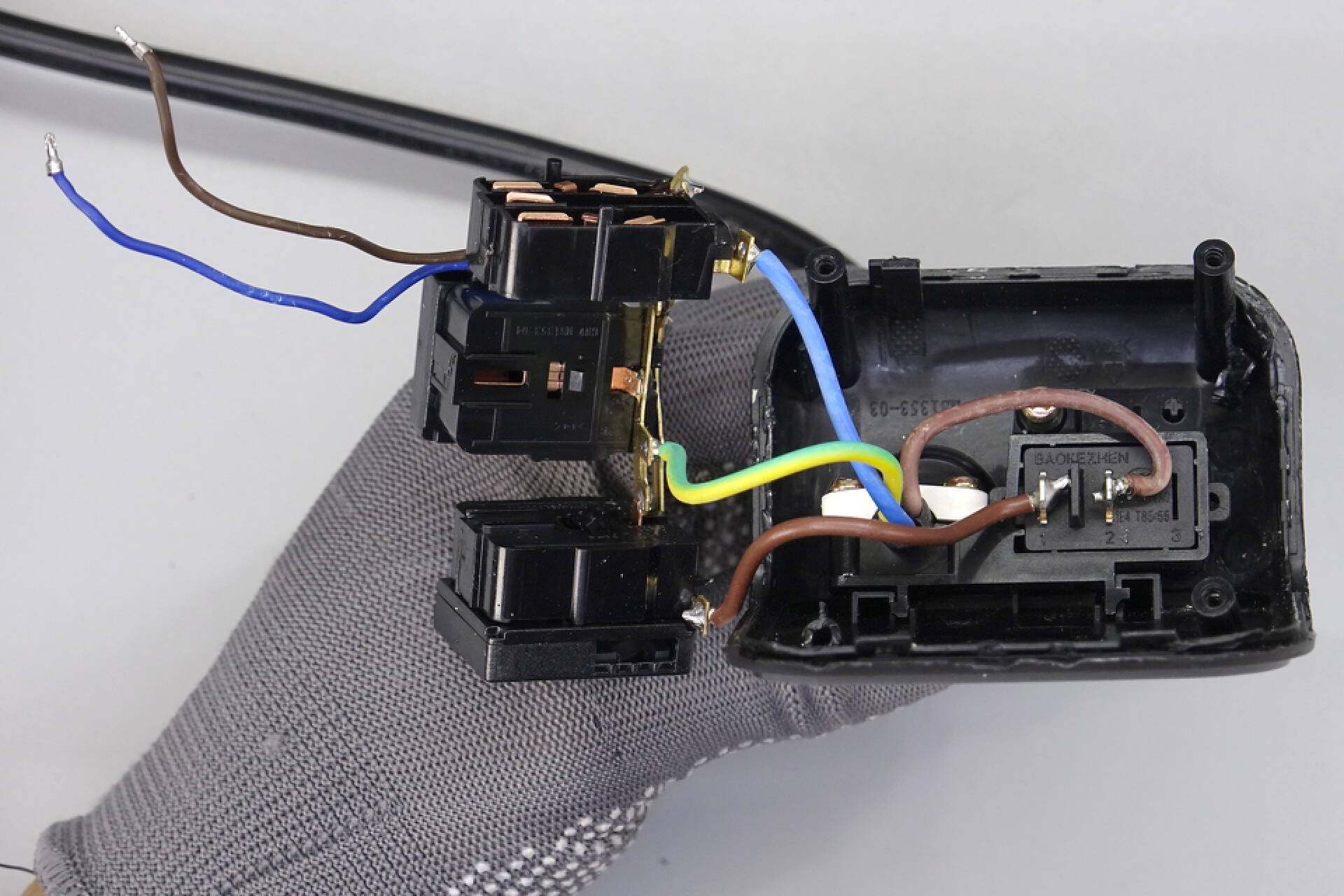 公牛新款67w快充插座拆解,公牛防过充保护插座拆解