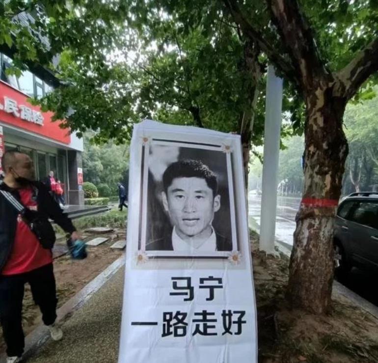 中超球迷辱骂裁判视频,中超足球裁判吹黑哨引众怒