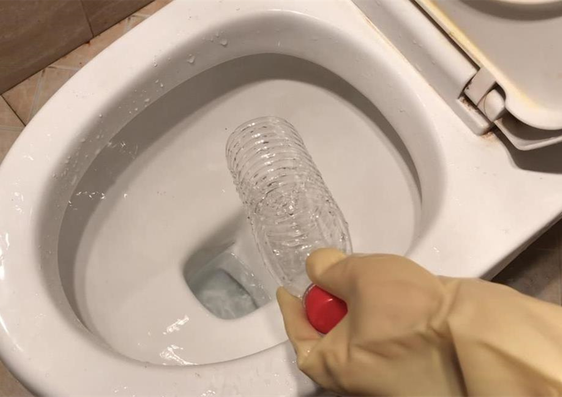 马桶掉进塑料瓶堵了怎么快速通,马桶被塑料瓶罐子塞住了怎么办