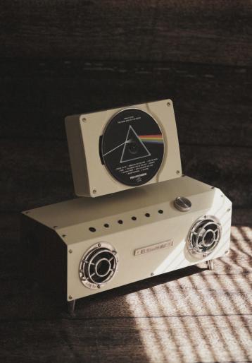 ​巫钻石铁锈：音质好便捷小巧的2.1声道CD音响一体机