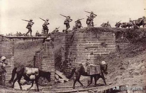 王司令身后常跟七八个盒子，每人都一长一短，人手一辆洋车子…