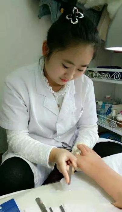 甲沟炎的疼痛女生,甲沟炎疼痛一个月了怎么办