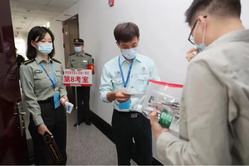 南京军队文职工资和公务员哪个高,军队文职退休待遇和公务员的区别