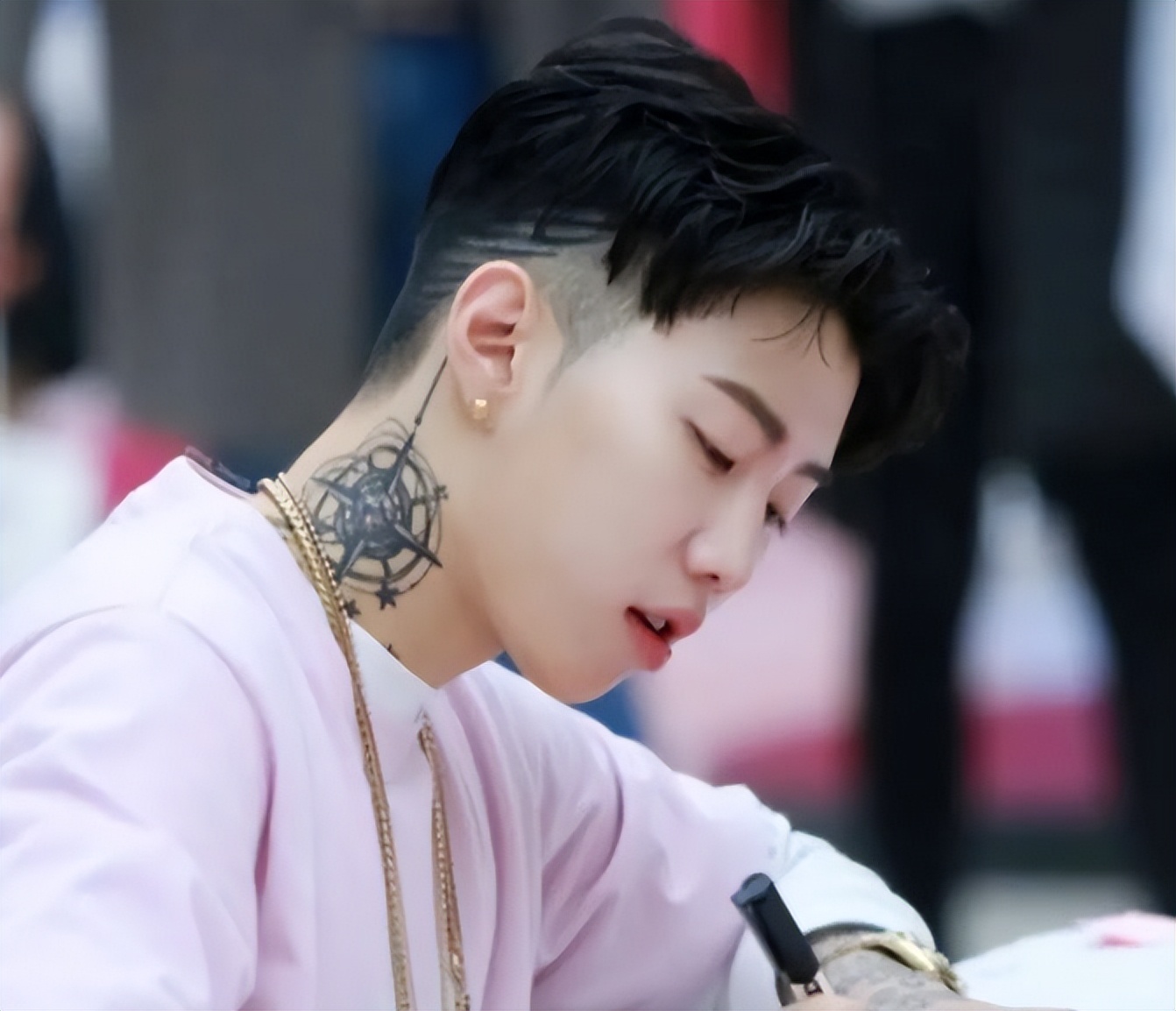 韩国明星到上海表演，对中国观众提出着装要求，网友：歧视我们？