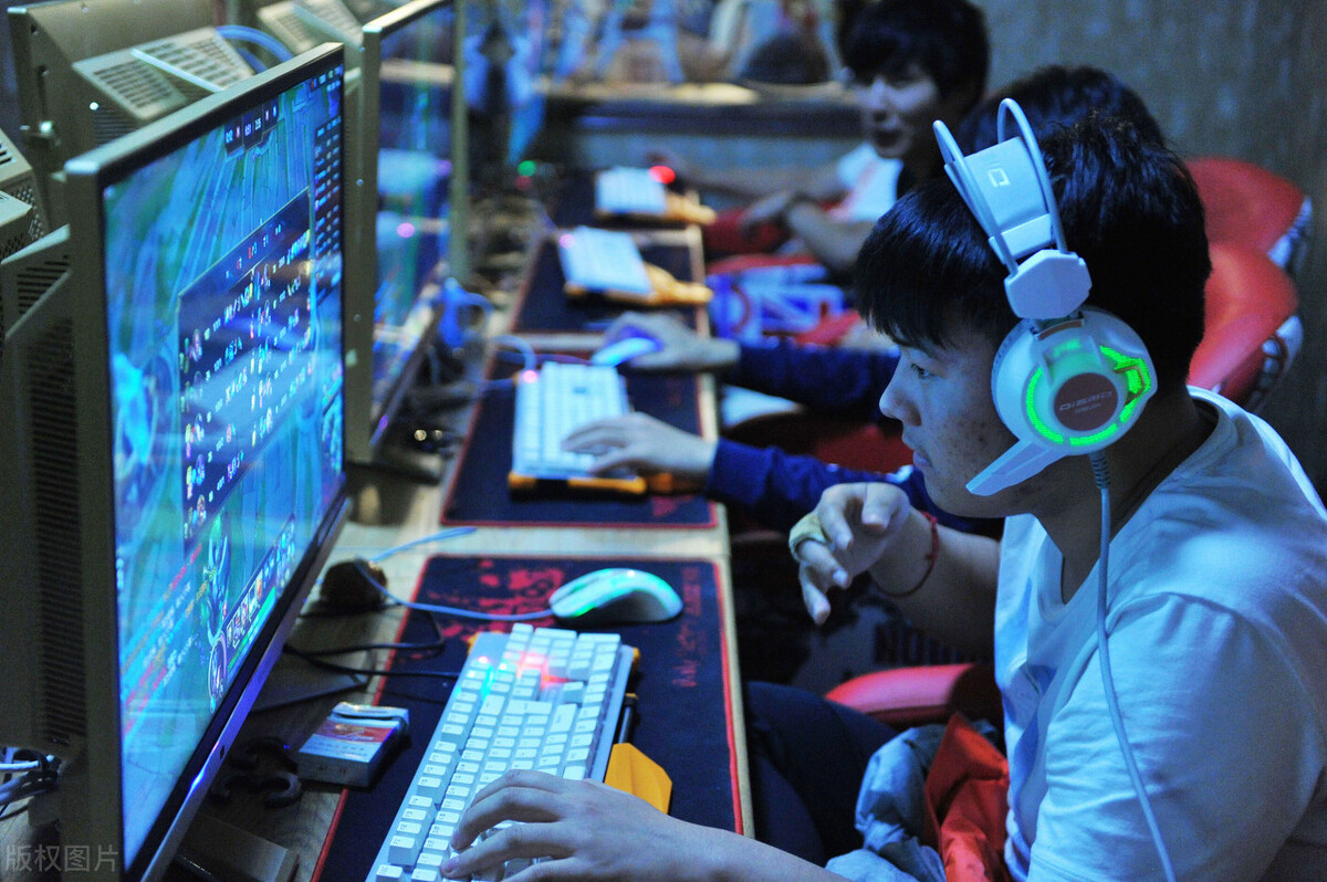 男子开黑网彩赚80亿,小伙开网吧三年亏了三百多万