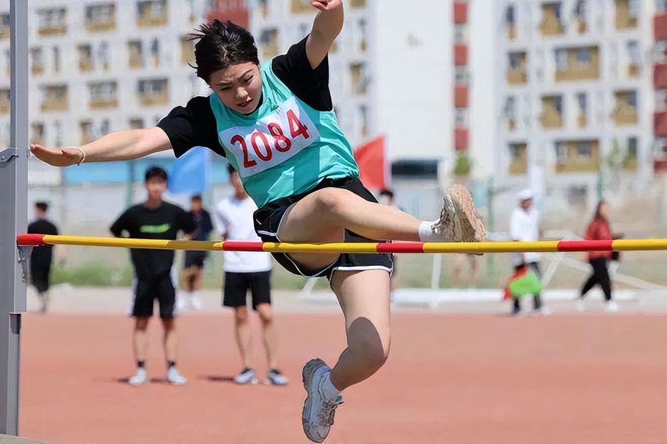 运动会举牌女生惊艳全场红裙子,运动会举牌女孩好惊艳