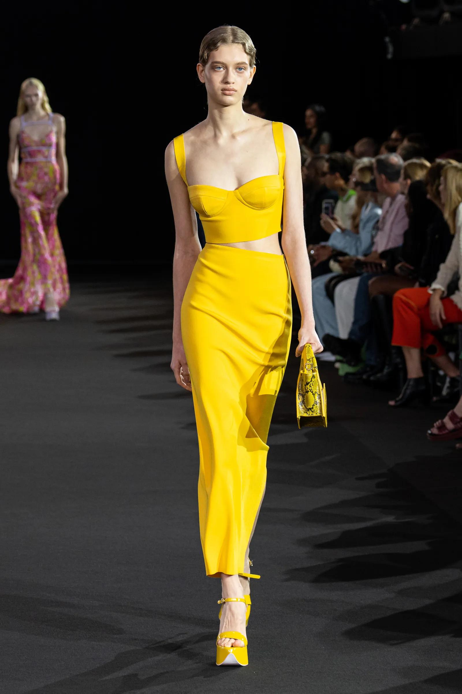 从《王冠》到《白莲花大饭店》，女主穿搭就是你23春夏时尚教科书