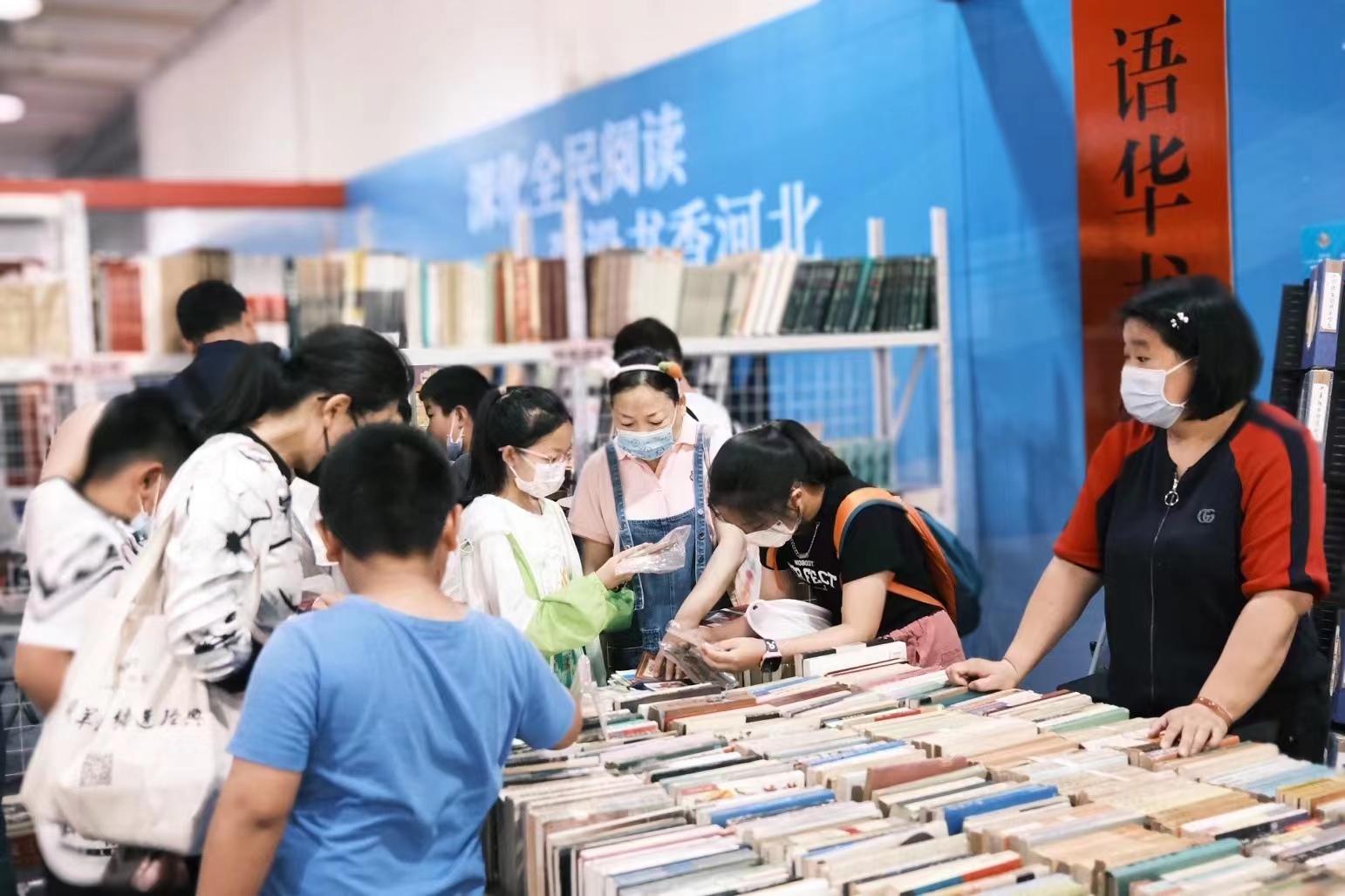 语华书馆亮相惠民书市，特色旧书让读者过足“淘书瘾”