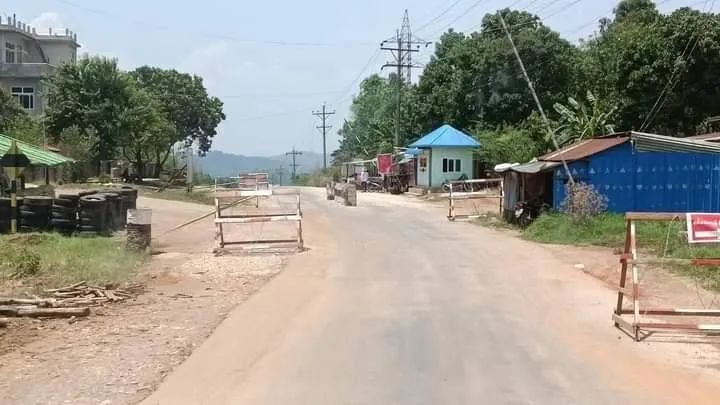 一辆小车可以运5袋大米,一辆货车一次能运160袋大米