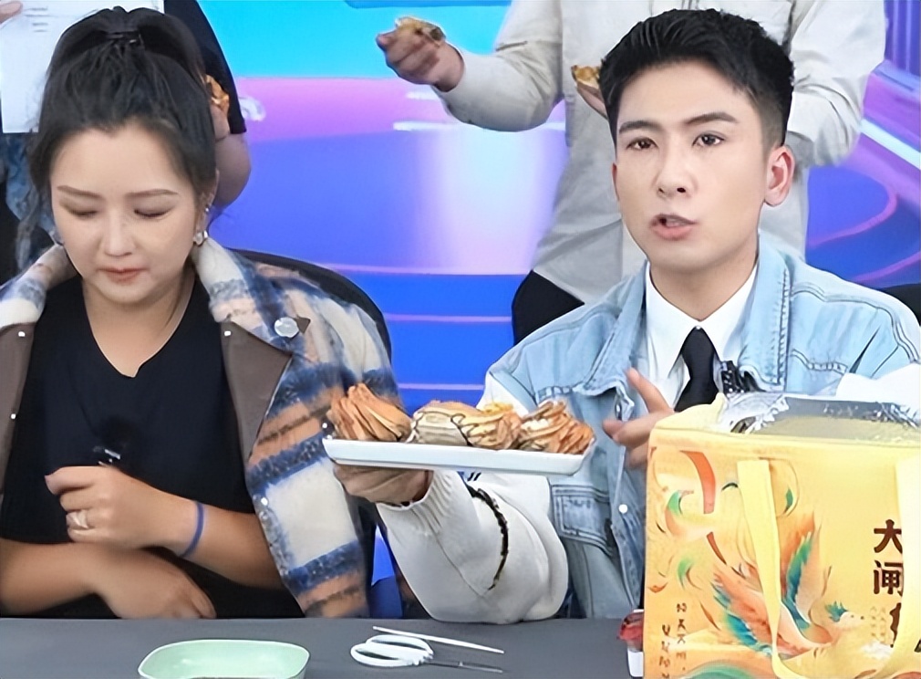 何洁直播卖货螃蟹,何洁在直播中是如何被吐槽的