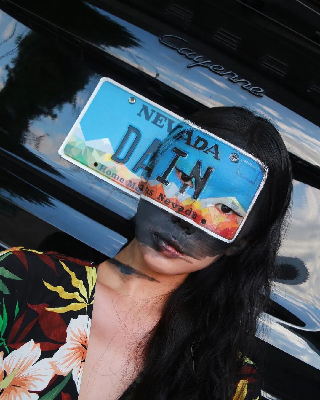 她脱去衣服,在自己皮肤上作画,狂吸63万粉,还能月入百万