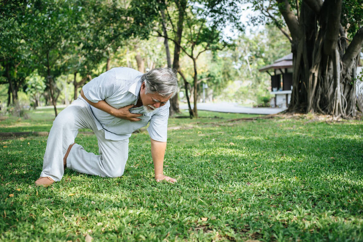 女性胸部周围游走性疼痛咋回事,女的胸部疼痛是哪些原因导致的