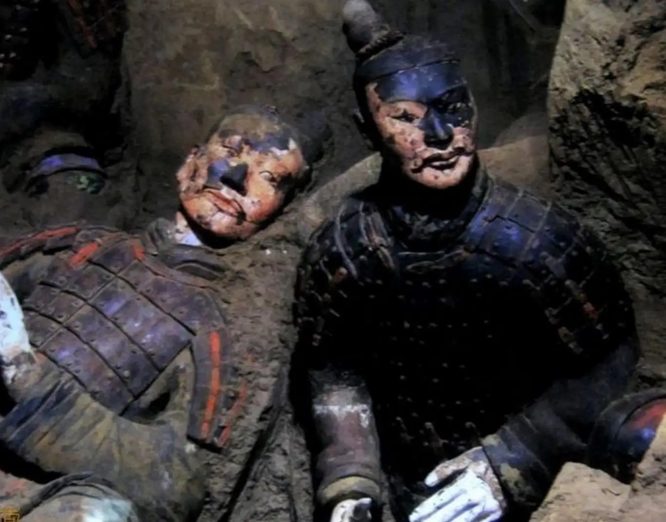 绿脸跪射俑出土时的样子,国宝级绿脸跪射俑图片