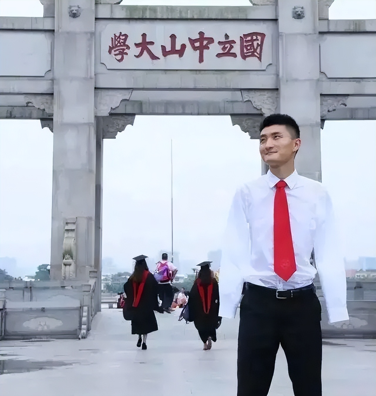 无臂高考状元杨孟衡大型纪录片,杨孟衡用脚写字