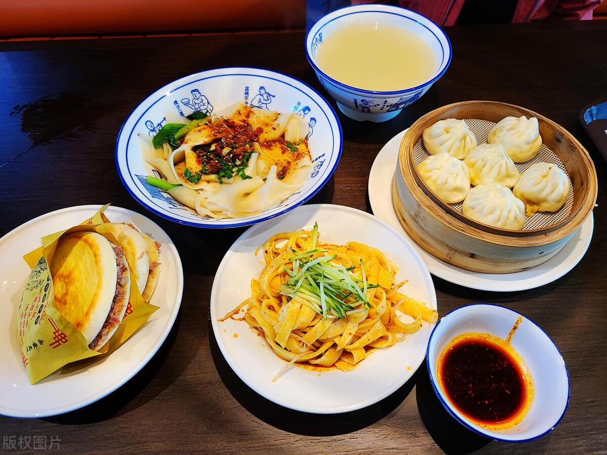 女子卖凉皮用1元啤酒年赚63万,夫妻卖凉皮一年挣八万