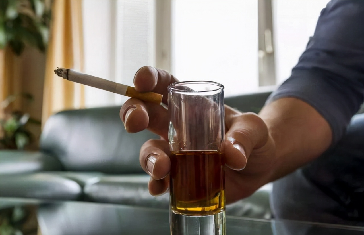 男子酒后喉咙痛到医院一查心梗,胸痛去医院做心电图正常