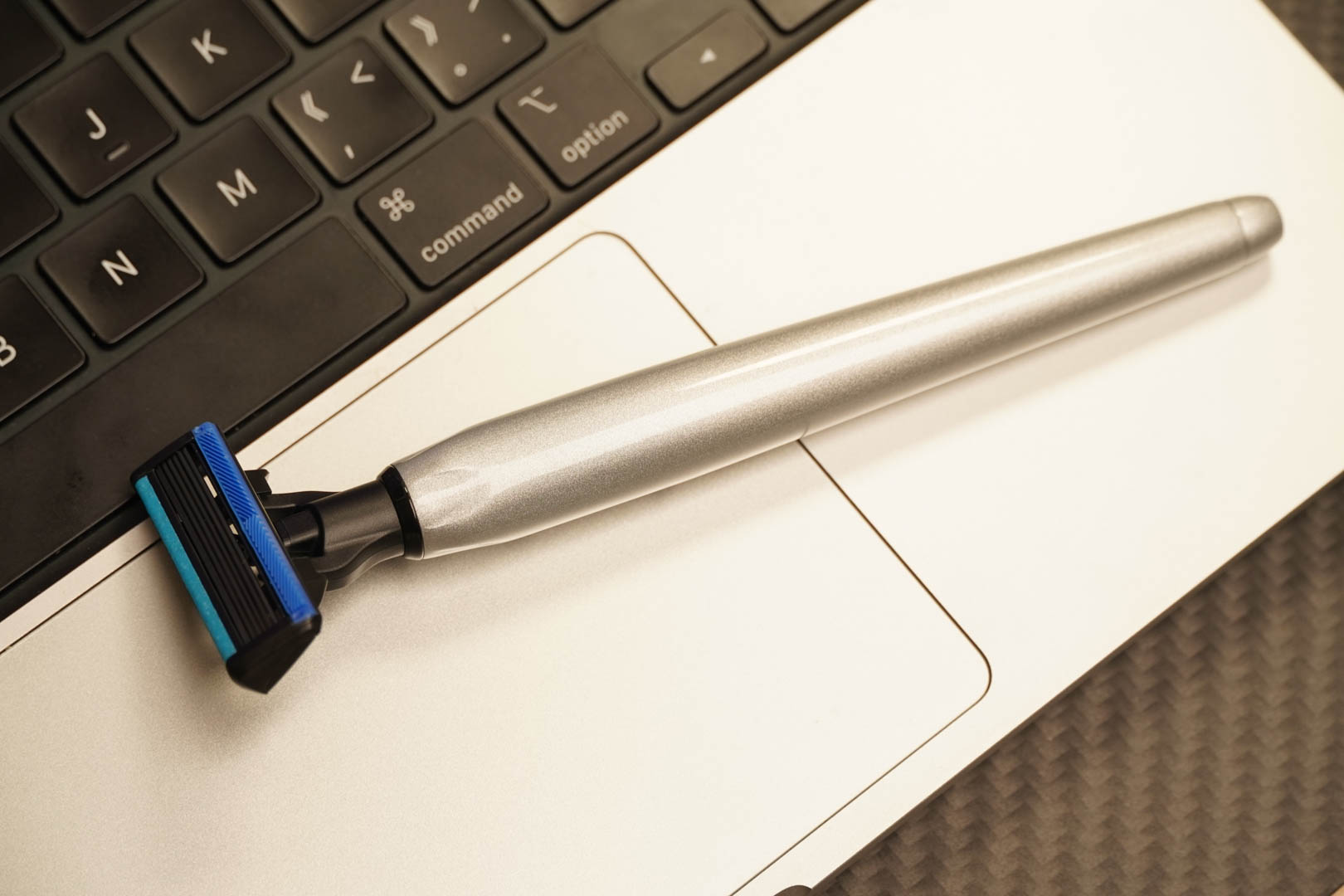 还在考虑送男朋友什么礼物？看看这款焕醒星洞小飞碟手动剃须刀