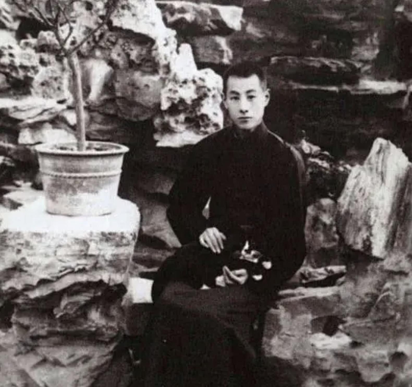 陈老总追悼会上，一老人送来一对挽联，毛主席：给他安排一份工作