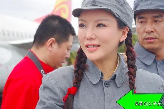 她拒绝登上情色杂志的封面，转身一脱成名，如今专演八路军女战士