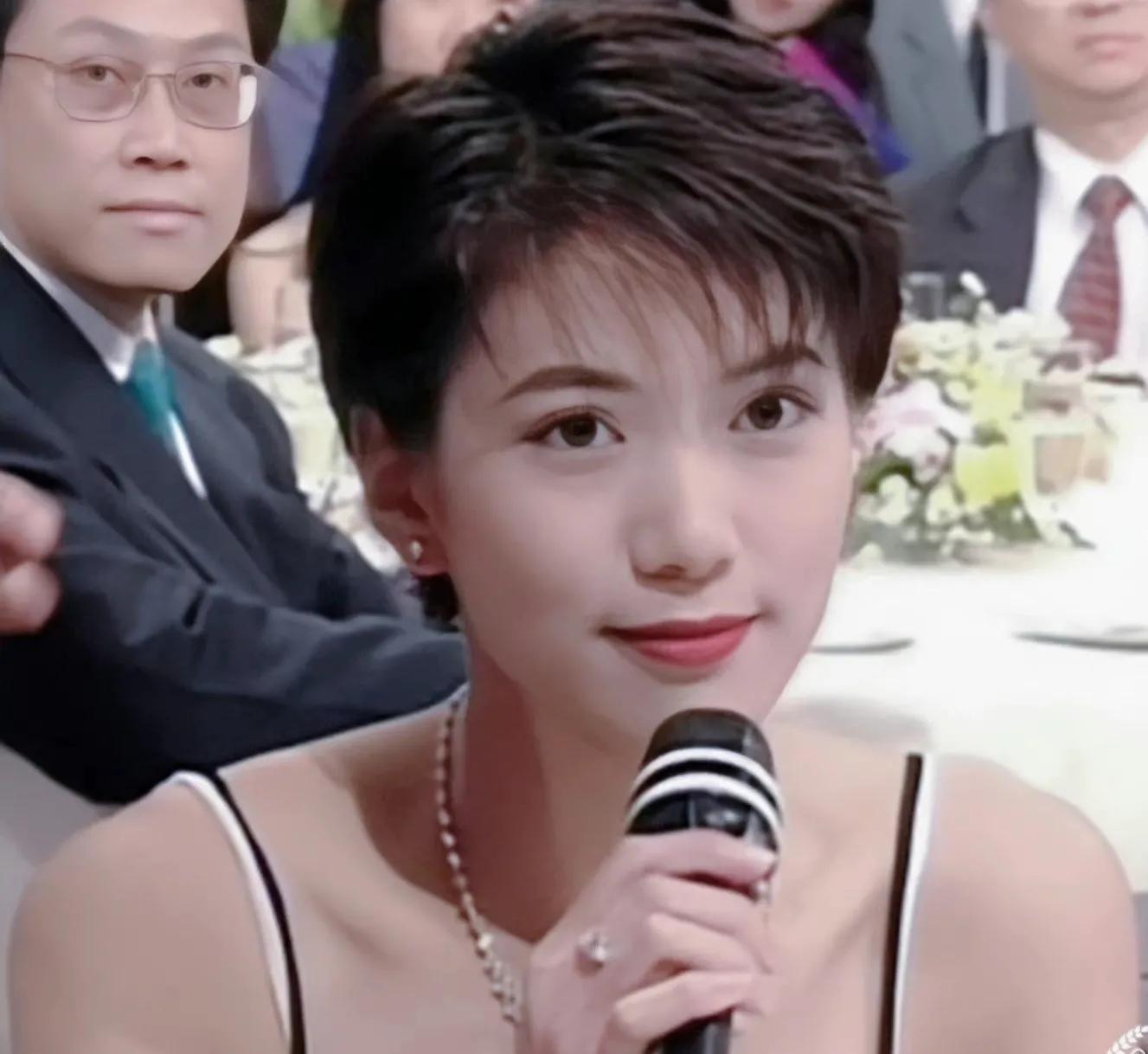 袁咏仪vs佘诗曼,袁咏仪和张智霖相差多少