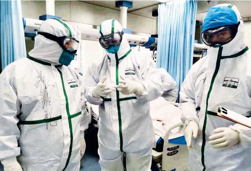 他揭露“被收买的国内败类黑中医药”，又逆行上海抗疫