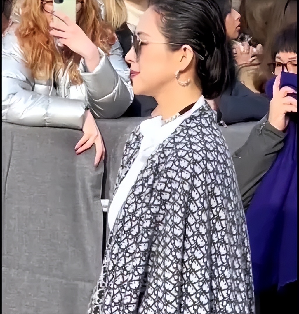 巴黎时装周众星翻车，黄圣依女仆装老态纵横，章子怡奶奶装认不出