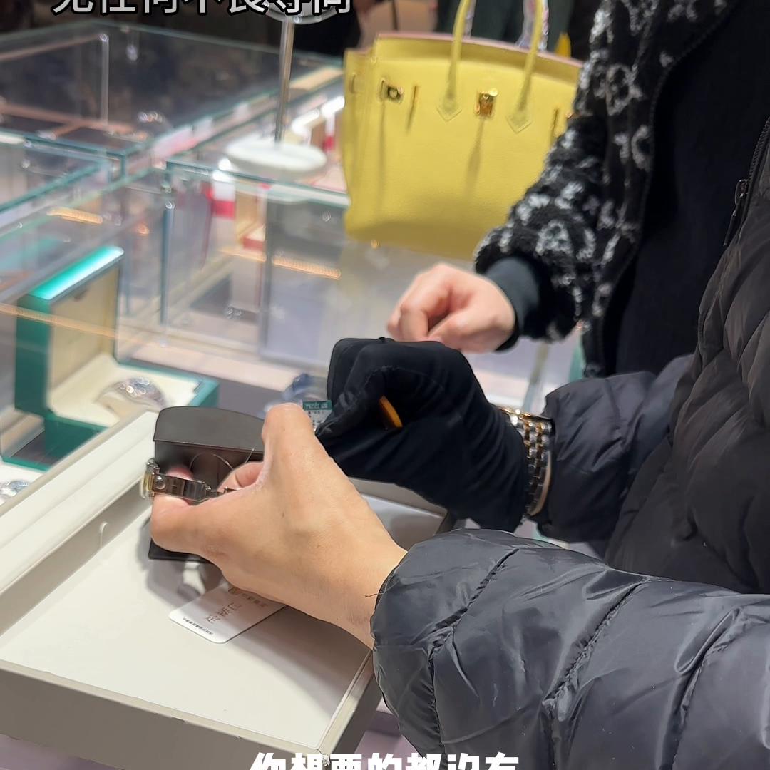 老公上个月给我打了6w,我们决定去买块表,逛了很多表店...