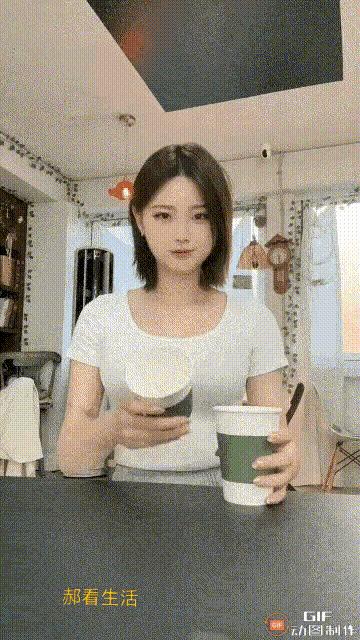 妹子的皮裤穿的真紧，有人知道妹子皮裤上的包怎么回事么，哈哈