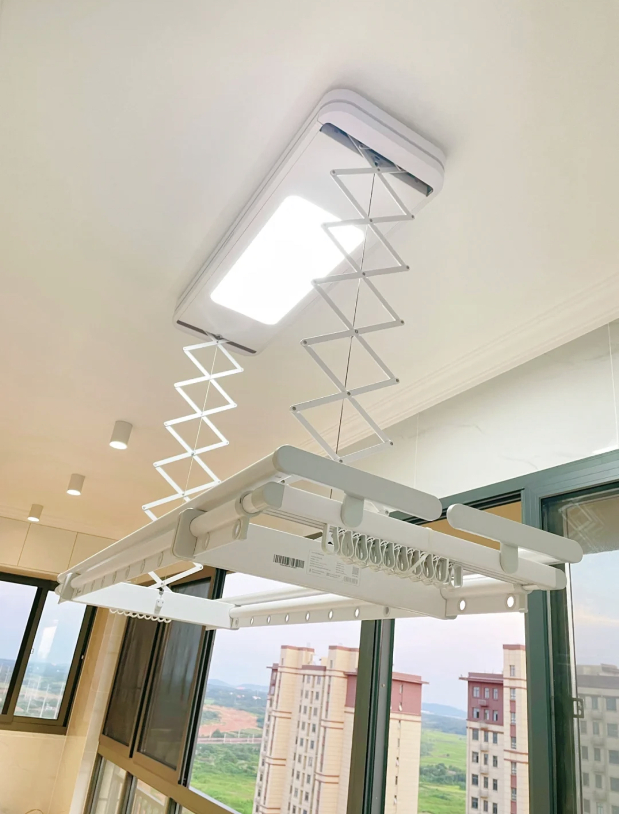 安装一个电动晾衣架收多少钱合适,阳台安装电动晾衣架好还是手摇好