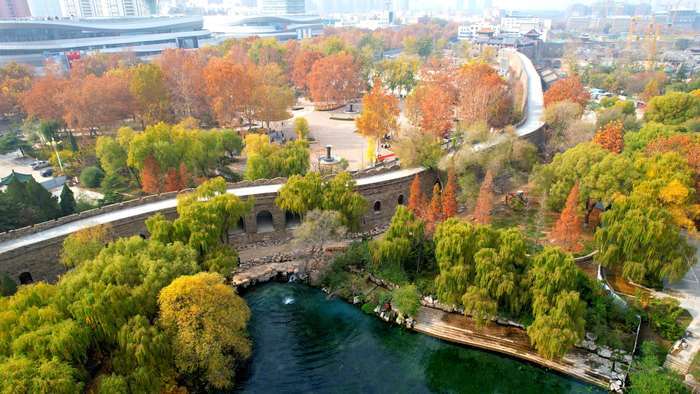 深秋的济南趵突泉公园五彩斑斓,济南趵突泉泉水欢涌游人如织