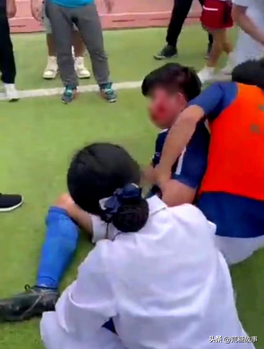 四川大学足球队员被打，在场无人还手，克制是川大的修养与气度