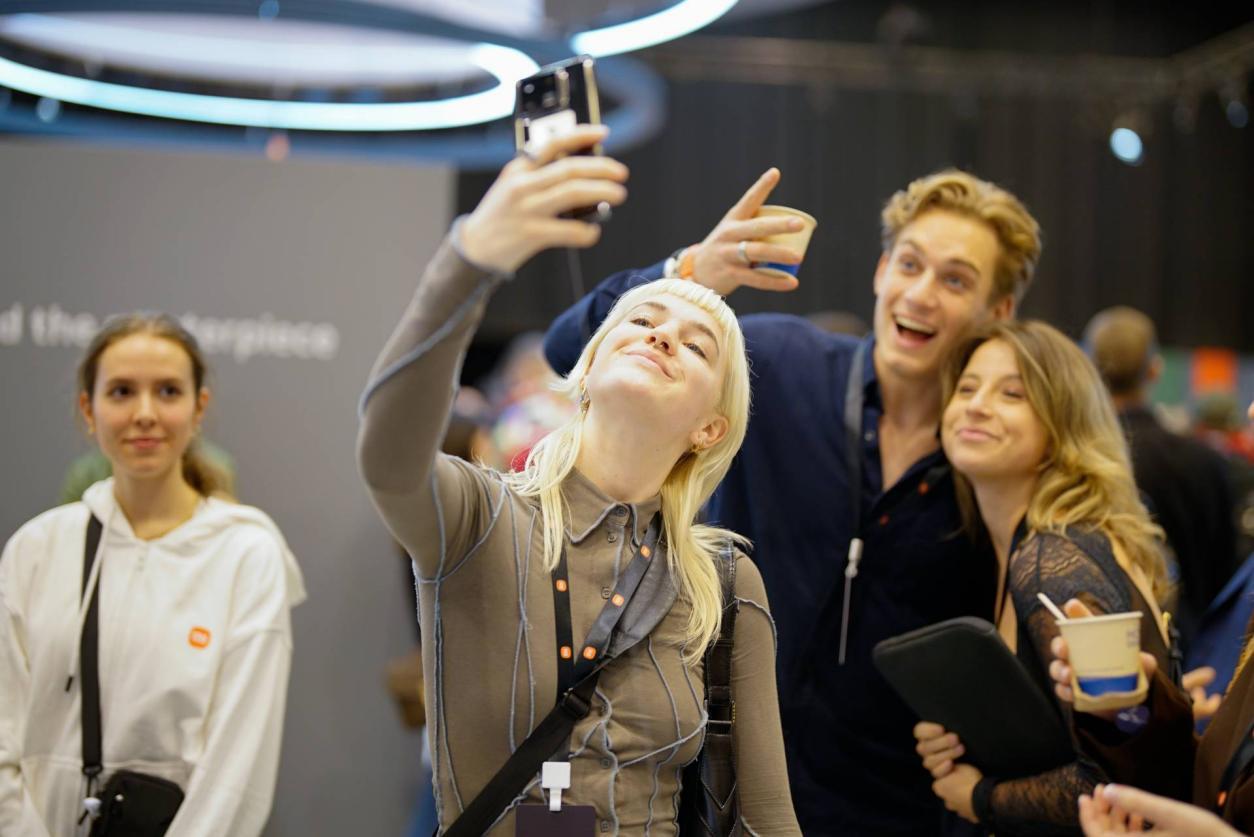 中企长脸了，海外发布和iPhone同价，外国人的钱也好赚！