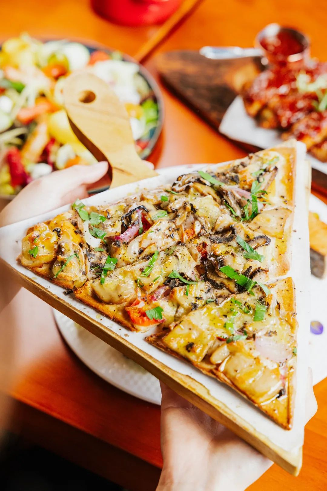 “本想来吃榜①德餐，没想到被绝美江景迷住了...”