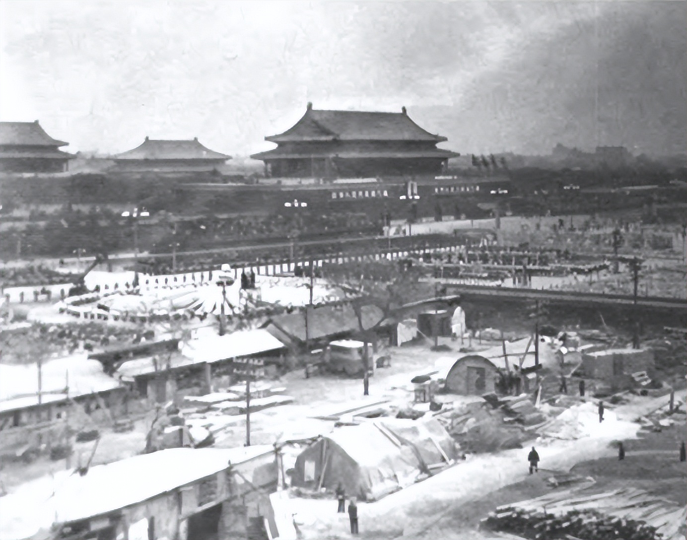 1959年人民大会堂落成，毛主席指着天花板笑问：这是谁的主意