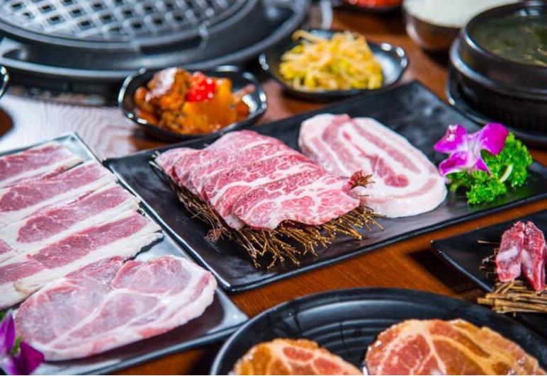 别emo了吃喝才是正事有关美食的文案