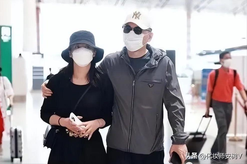 陈建斌蒋勤勤牵手现身机场 (陈建斌携手妻子蒋勤勤出席活动)