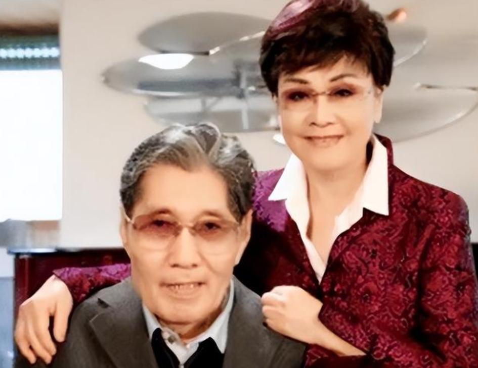 73岁李谷一全家近照曝光,73岁的李谷一全家近照曝光