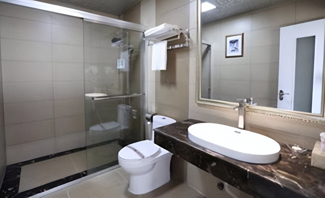 卫生间地面冒水什么原因,重庆维修地面冒水