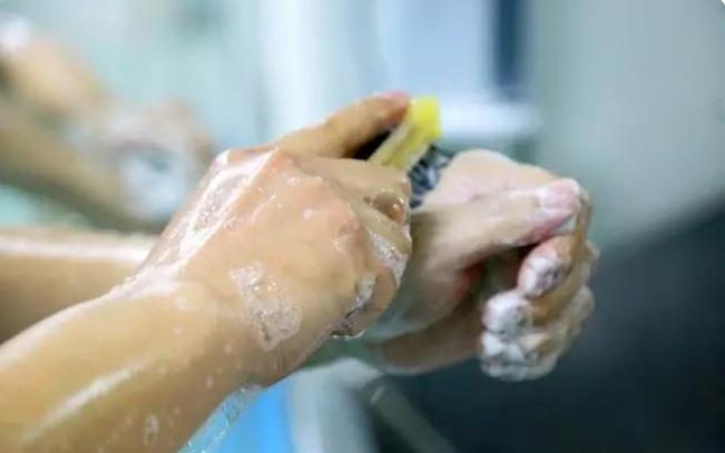 手上起小水泡很痒应该抹什么药膏,手上起小水泡又痒又疼怎么办