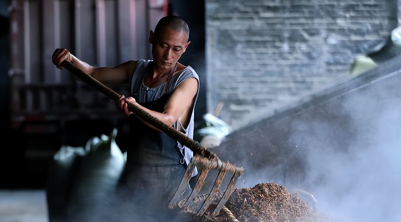 农村小伙自己酿白酒,大爷为喝好酒竟自购设备