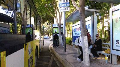 不方便！公交站牌上的编号看不清？昆明公交广告传媒立刻回应