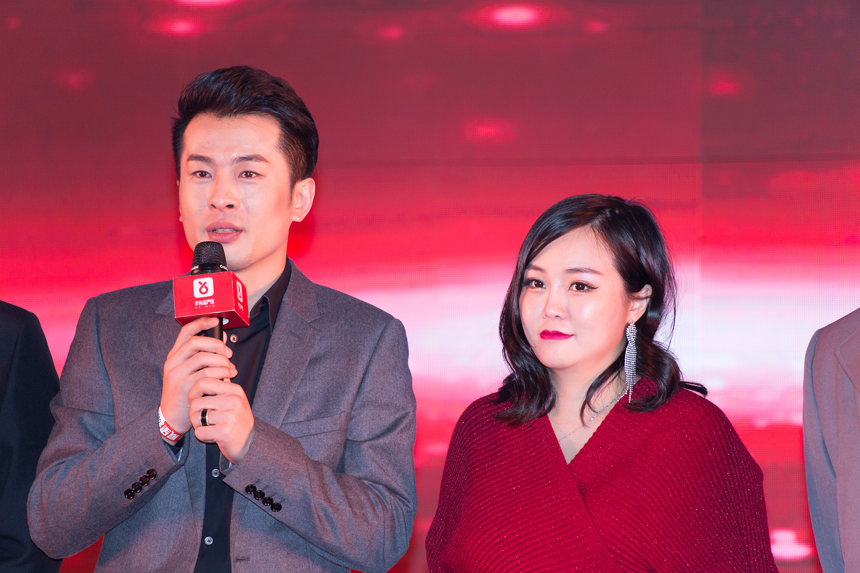 辛巴资产上亿是真的吗,辛巴粉丝破9900万走红毯片段