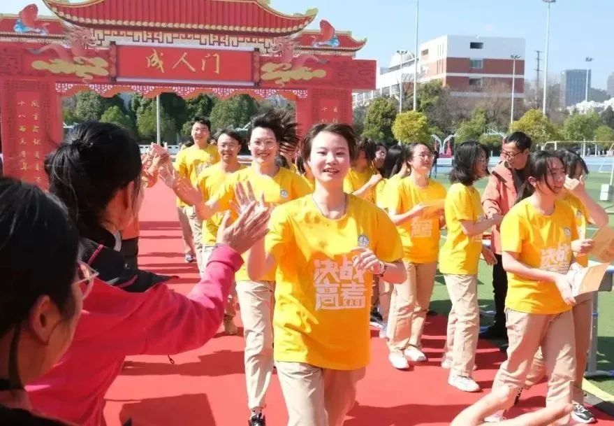 开学季校园展示打卡,开学啦冰墩墩小学生积极向上图片