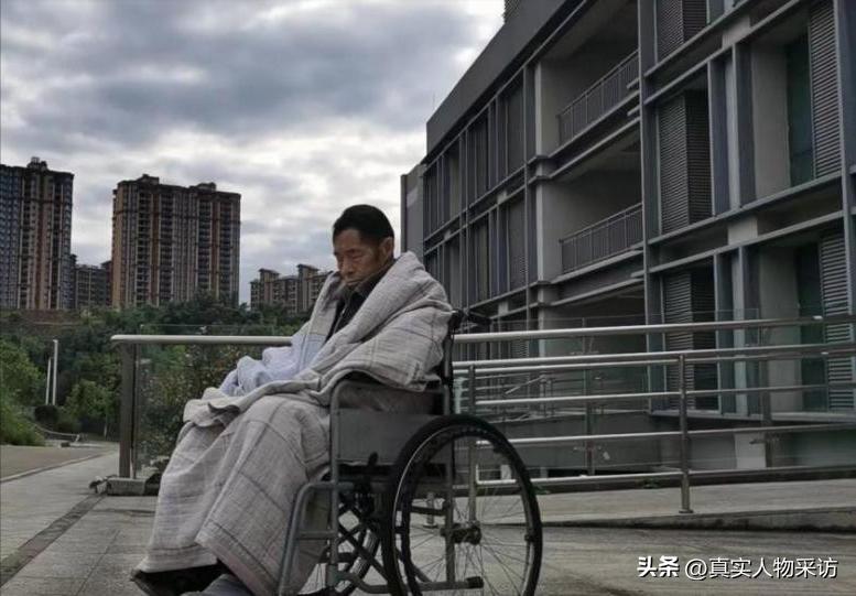 我,离异后摆地摊还债,意外被小15岁小伙追求,开启人生第二春