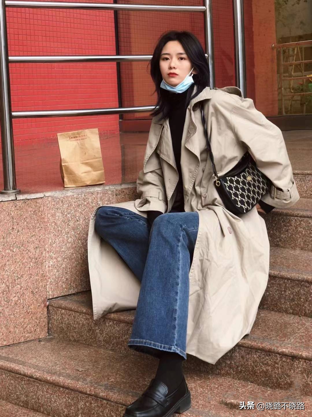 米白色风衣搭配黑色半筒靴子,风衣怎么搭配靴子好看