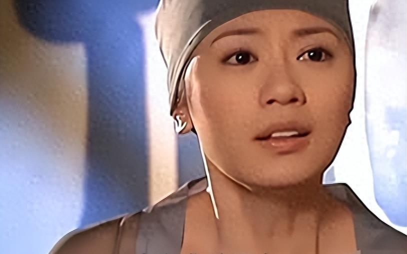 牛角胸罩，诱惑式舔刀尖，这些颠覆三观的镜头，看完让人一言难尽