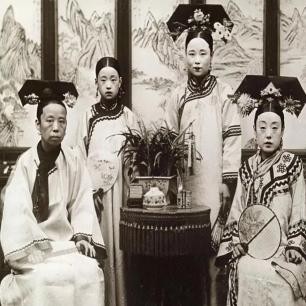 日军*行暴**照片，女子脱衣服让日本人拍摄被*辱侮**致死，惨死野外4