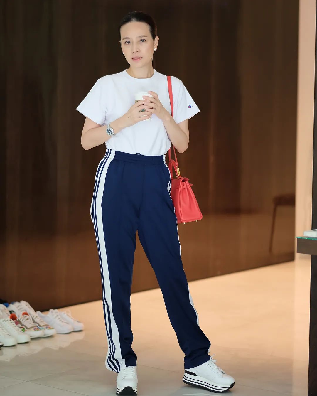 56岁泰国第一名媛：带球队打入世界杯，还是泰王“白月光”?