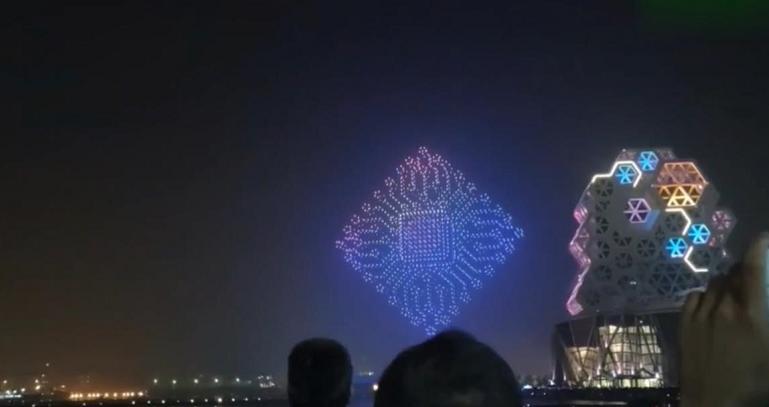 500架无人机飞过蔡英文头顶，蔡盛赞“台湾之光”，结果是大陆造